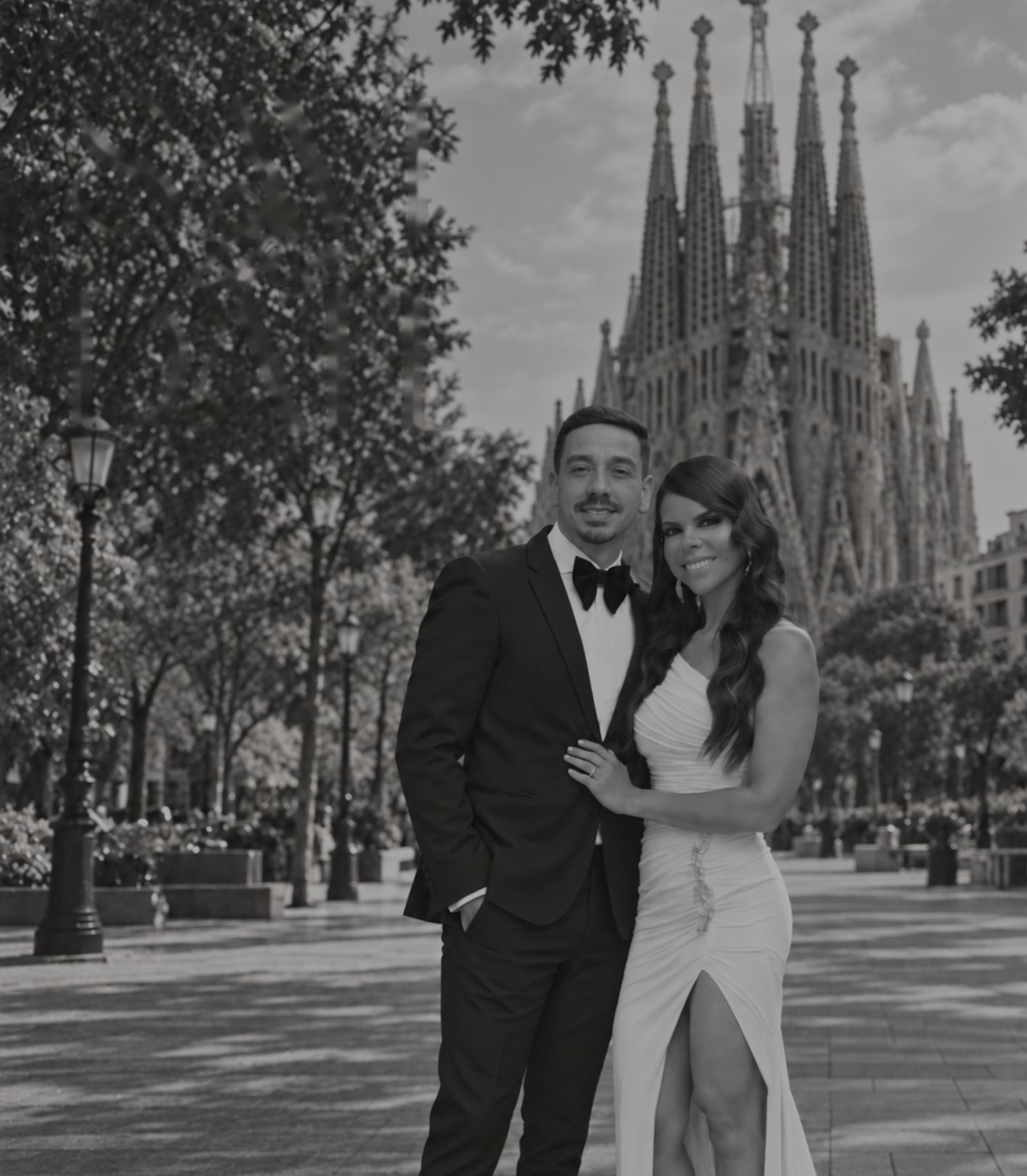 Maurent y Julián frente a la Sagrada Família, en blanco y negro